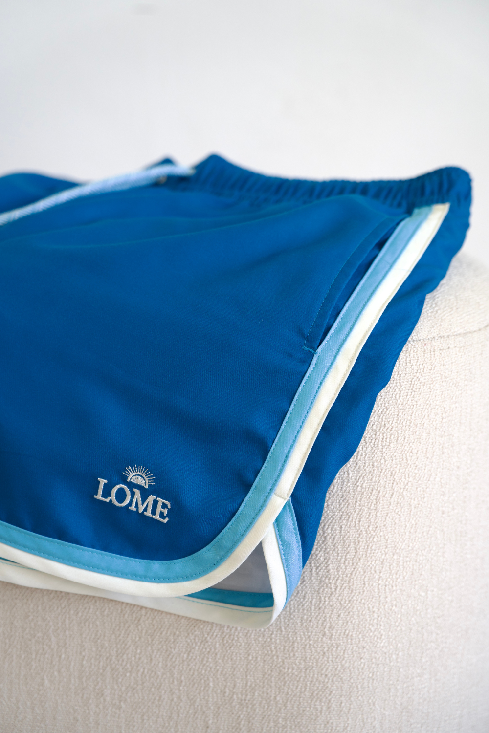 Short de bain bleu pour homme. Coupe ajusté et cintré. Filet confortable et un tissu de très haute qualité.