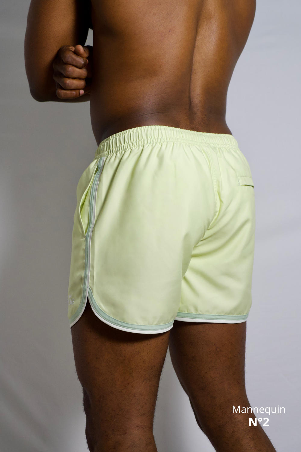 Coupe ajusté, maillot de bain pour homme vert, Modèle Amazonia. Avec deux bandes sur le côté.