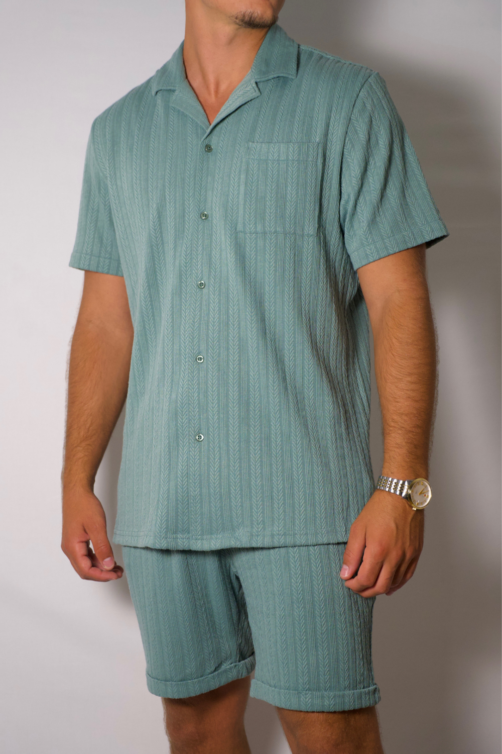 Ensemble dans une teinte vert bleu s'adapte à toutes les morphologies. Son maintien parfait vous assure une allure impeccable dans toutes les situations.