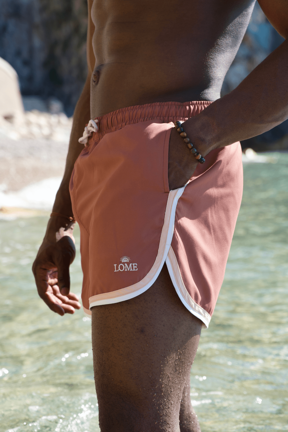Short de bain marron naturel homme, tissu recyclé et look raffiné pour l’été.