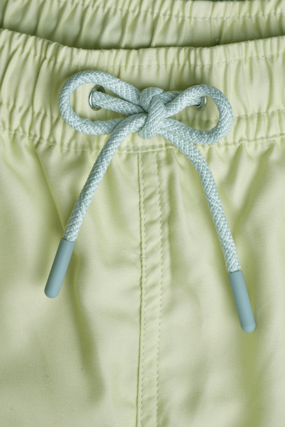 Cordon de qualité. Maillot de bain homme vert clair avec bandes latérales, style rétro inspiré des années 80.