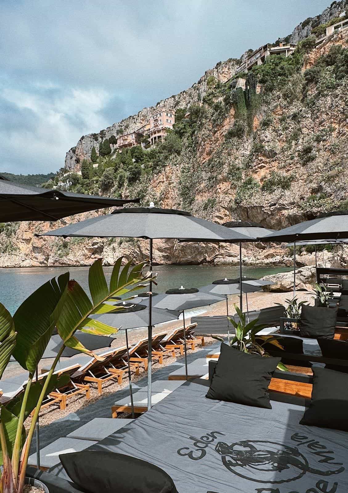 Eden plage de la Mala, boutique avec des shorts de bain pour homme.
