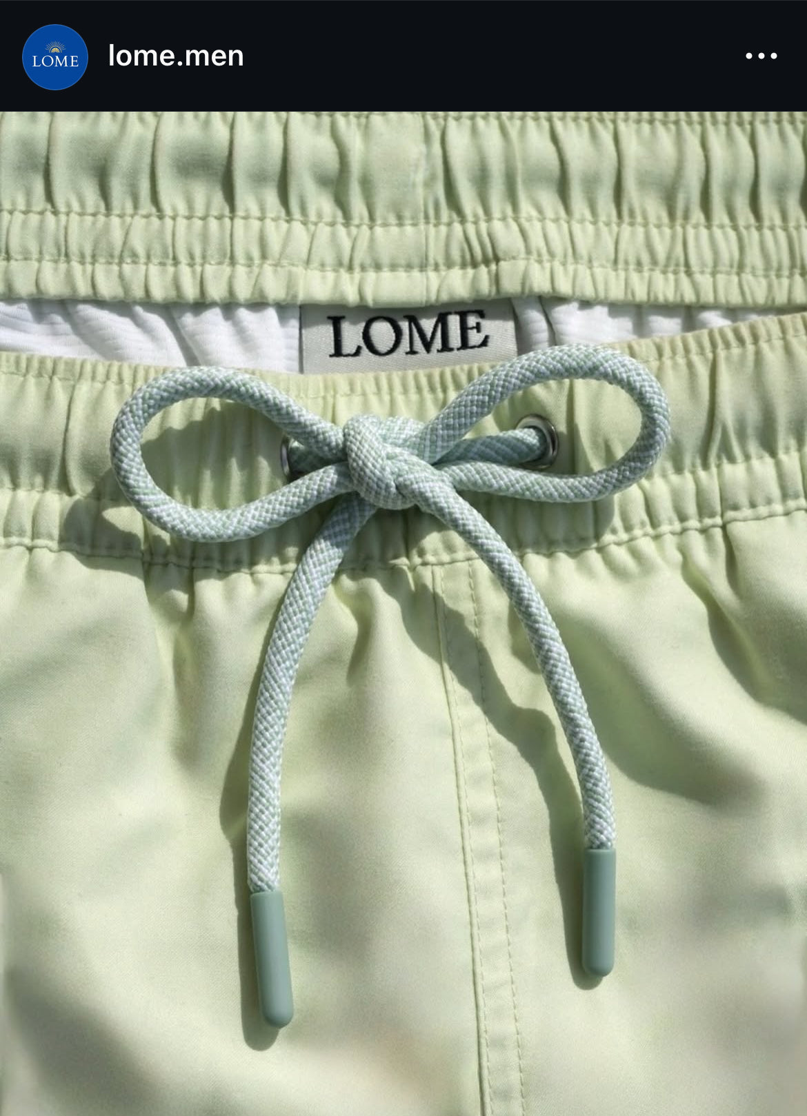 Détails cordon de qualité. Short de bain pour homme, style rétro des années 80. Bandes sur les côtés