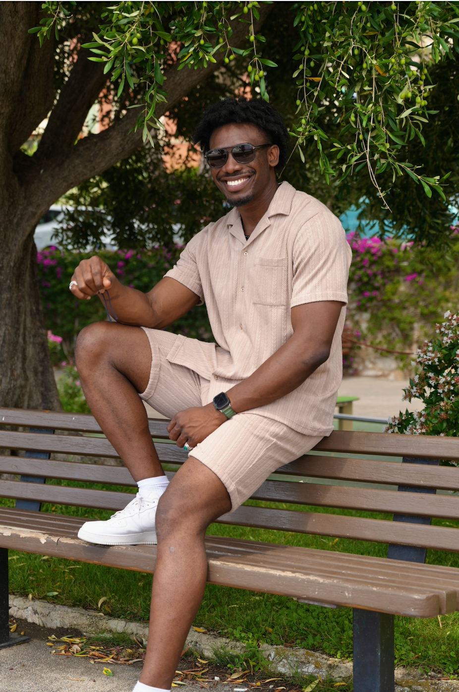 Ensemble été homme marron - short et chemise assortis en tissu micro-respirant parfait pour les fortes chaleurs.