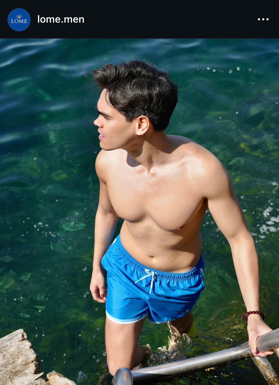 Maillot de bain bleu, baignade à la mer. Résistant au chlore et la chaleur. Déperlant et confortable.