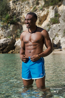 Conçu pour l'homme moderne, ce short de bain bleu étincelant s'adapte à toutes les morphologies. Son maintien parfait vous assure une allure impeccable dans toutes les situations.