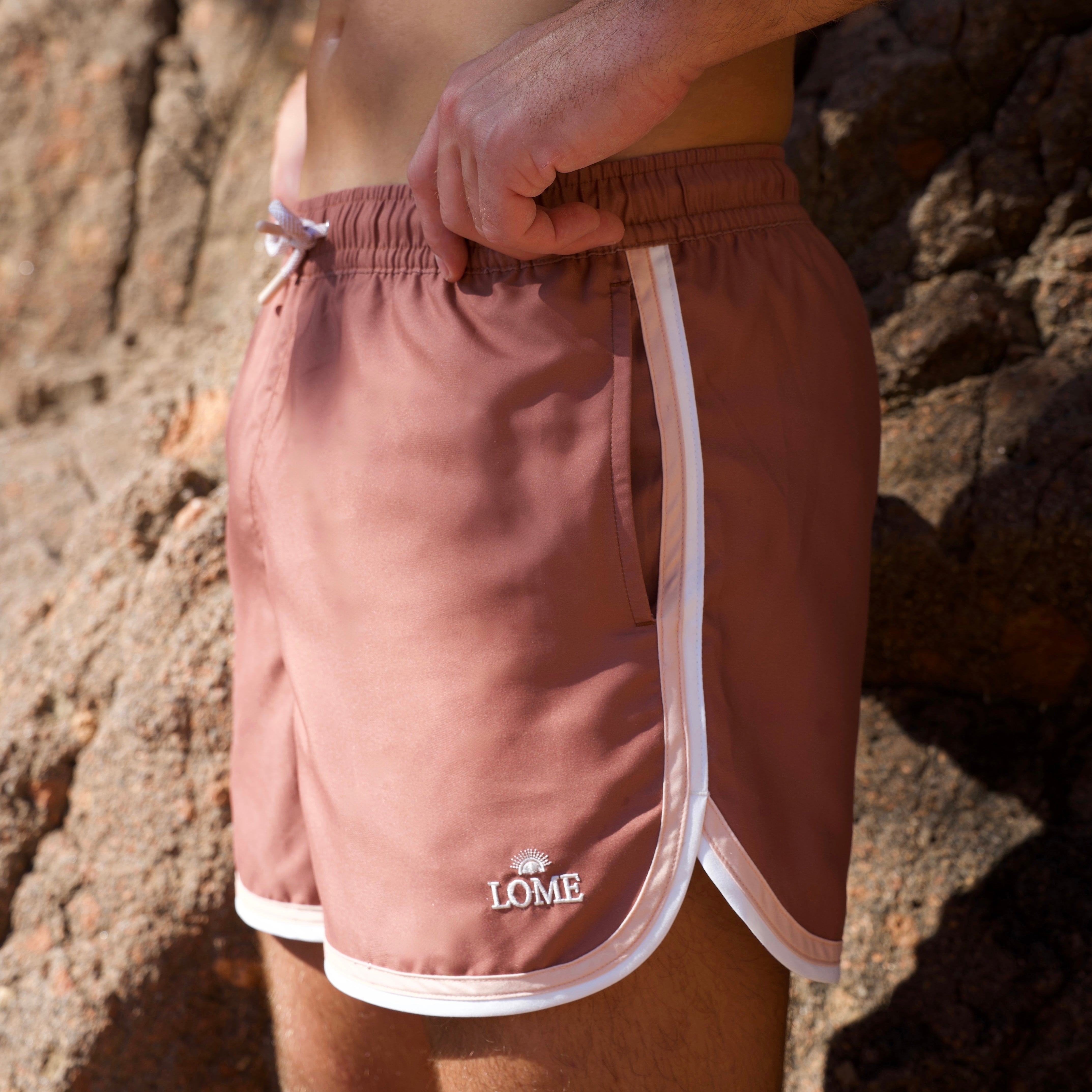 Détail d'un maillot de bain pour homme style année 80, short de marathonien