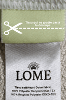 Étiquette en soie douce sur maillot de bain homme LOME, avec bande découpable pour un confort sans frottement.