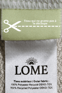 Étiquette en soie douce sur maillot de bain homme LOME, avec bande découpable pour un confort sans frottement.