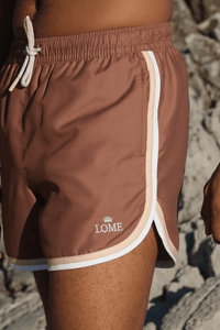 Maillot de bain pour homme marron, la tendance dans le sud de la France.