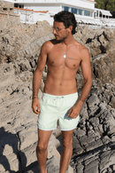 Maillot de bain vert tendance 2025, style rétro chic et coupe qui s’adapte à toutes les morphologies.