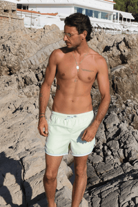 Maillot de bain vert tendance 2025, style rétro chic et coupe qui s’adapte à toutes les morphologies.